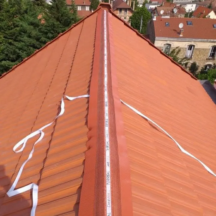Pose de closoir sec sur faîtage, tuiles terre cuite