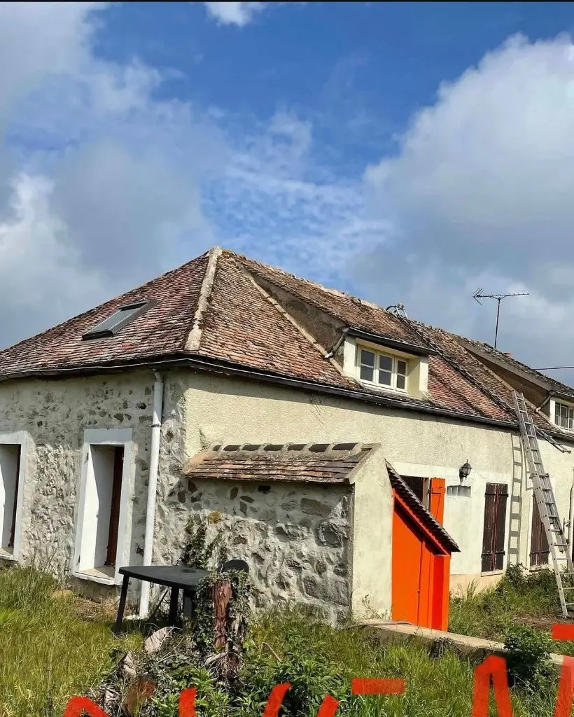 Maison en pierre avec toiture tuiles et Velux